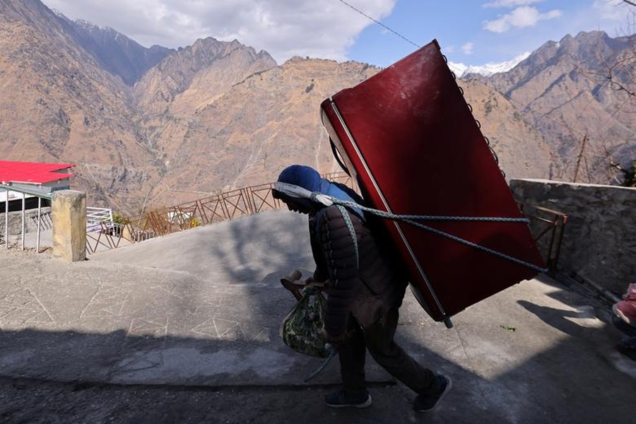 Nhiều vết nứt bí ẩn xuất hiện tại thị trấn hành hương nổi tiếng trên dãy Himalaya 
