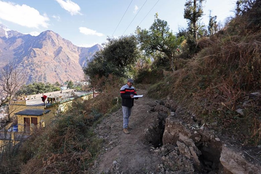 Nhiều vết nứt bí ẩn xuất hiện tại thị trấn hành hương nổi tiếng trên dãy Himalaya 