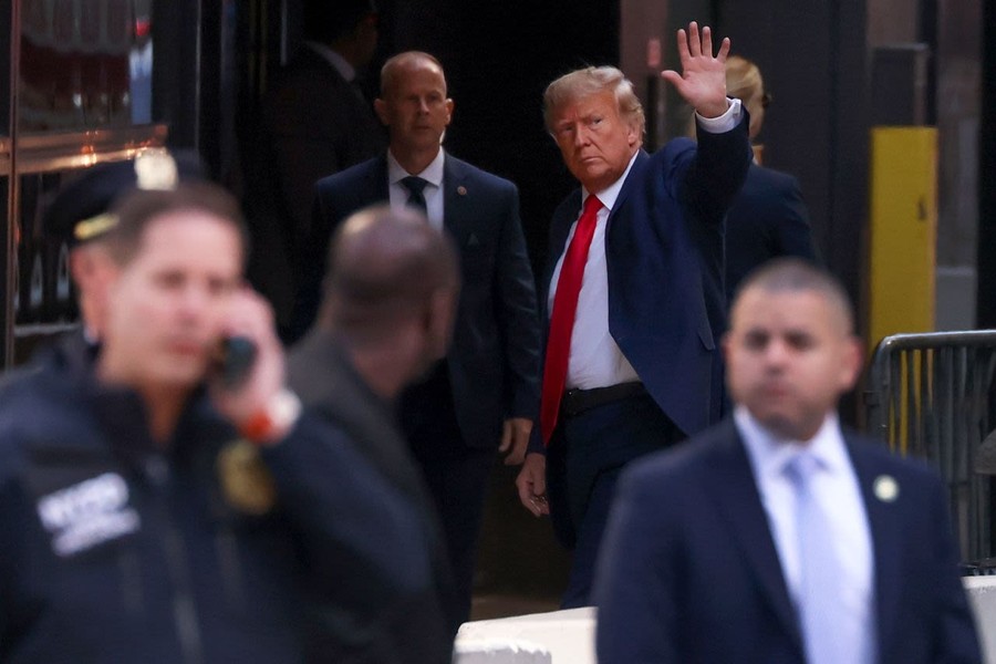 Cựu Tổng thống Mỹ Donald Trump đến New York để trình diện tại tòa án