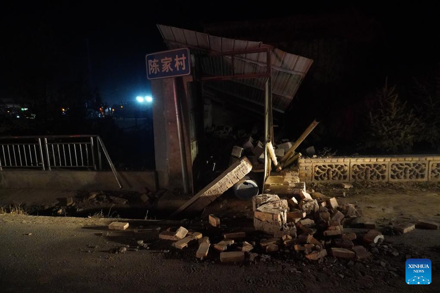 Cận cảnh hiện trường trận động đất kinh hoàng làm 111 người chết ở Trung Quốc