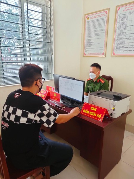 Niềm vui của những công dân đầu tiên ở Hà Nội nhận biển số xe đăng ký tại Công an cấp xã