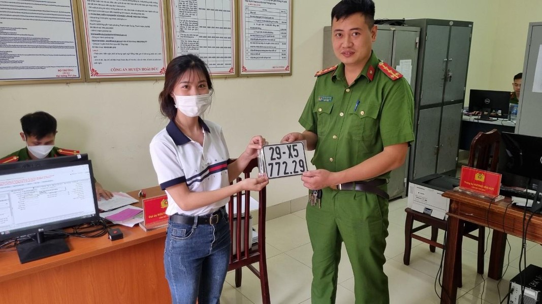 Niềm vui của những công dân đầu tiên ở Hà Nội nhận biển số xe đăng ký tại Công an cấp xã