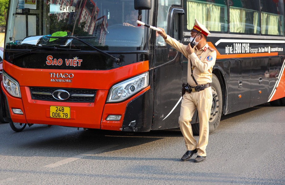 Cảnh sát giao thông phân luồng đưa người dân về quê nghỉ lễ giữa thời tiết nắng nóng