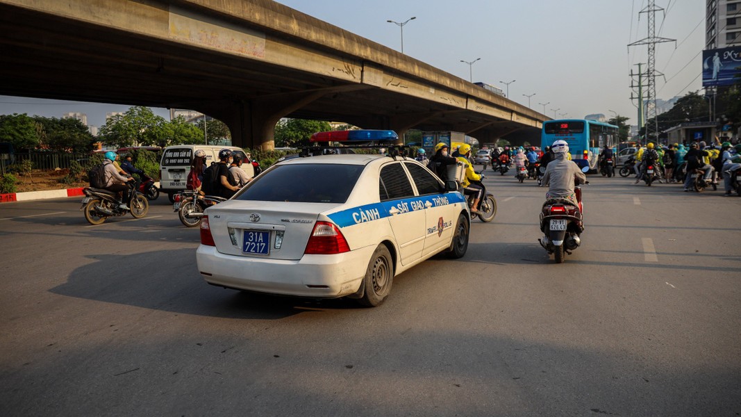 Cảnh sát giao thông phân luồng đưa người dân về quê nghỉ lễ giữa thời tiết nắng nóng