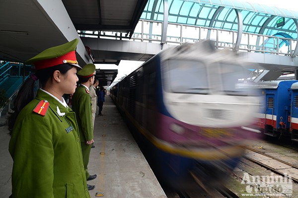 Những hình ảnh cảm xúc ở sân ga chiều cuối năm ảnh 1 Những hình ảnh cảm xúc ở sân ga chiều cuối năm ảnh 1