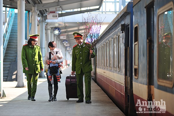 Những hình ảnh cảm xúc ở sân ga chiều cuối năm ảnh 3 Những hình ảnh cảm xúc ở sân ga chiều cuối năm ảnh 3