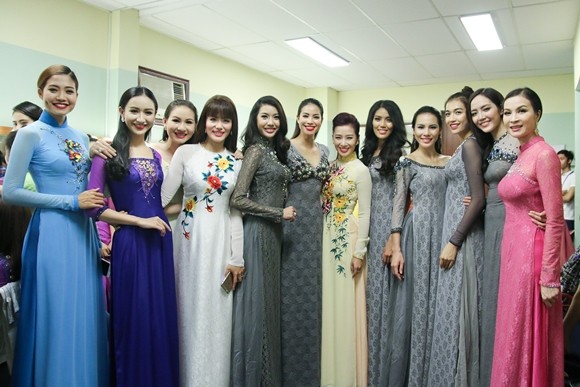 Phạm Hương lần đầu trình diễn thời trang hậu cuộc thi Hoa hậu Hoàn Vũ thế giới ảnh 10