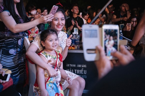Văn mai Hương vượt rào đến bắt tay người hâm mộ Cần Thơ ảnh 10 Văn mai Hương vượt rào đến bắt tay người hâm mộ Cần Thơ ảnh 10