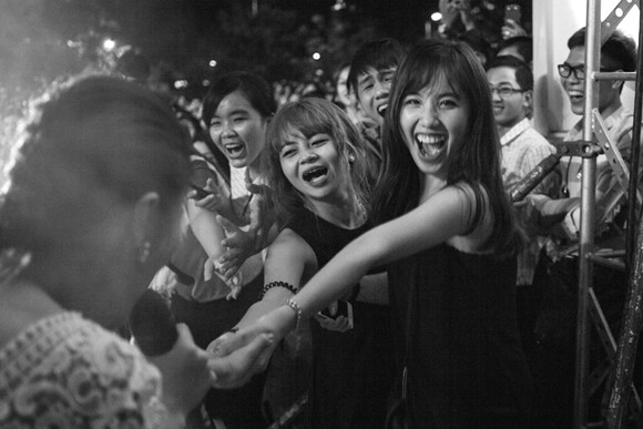 Văn mai Hương vượt rào đến bắt tay người hâm mộ Cần Thơ ảnh 2 Văn mai Hương vượt rào đến bắt tay người hâm mộ Cần Thơ ảnh 2