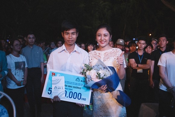 Văn mai Hương vượt rào đến bắt tay người hâm mộ Cần Thơ ảnh 8 Văn mai Hương vượt rào đến bắt tay người hâm mộ Cần Thơ ảnh 8