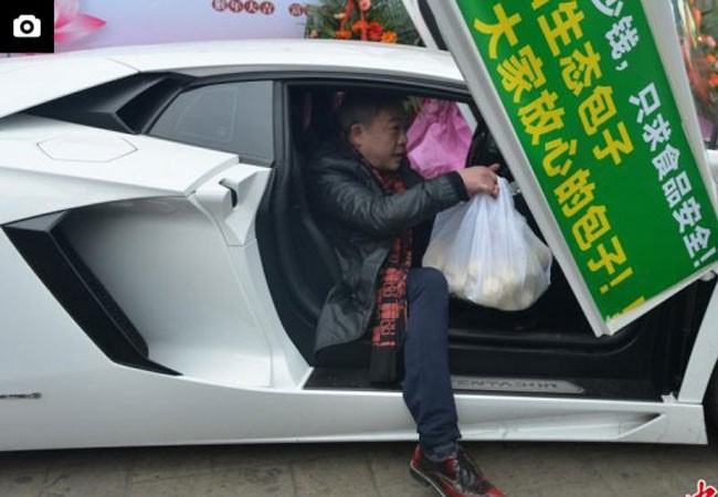Lái siêu xe đi giao bánh bao ảnh 1