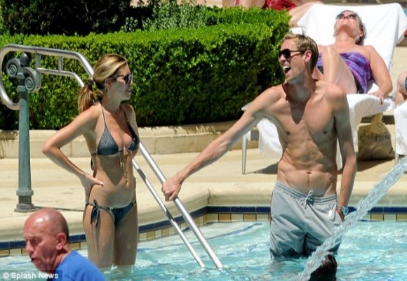 Vợ Peter Crouch thoải mái “khoe thân” ở Las Vegas ảnh 1 Vợ Peter Crouch thoải mái “khoe thân” ở Las Vegas ảnh 1