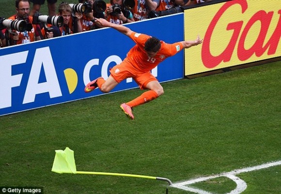 Sốc: Robben thừa nhận “ăn vạ”, Huntelaar tái hiện màn kungfu kinh điển của De Jong ảnh 2 Sốc: Robben thừa nhận “ăn vạ”, Huntelaar tái hiện màn kungfu kinh điển của De Jong ảnh 2