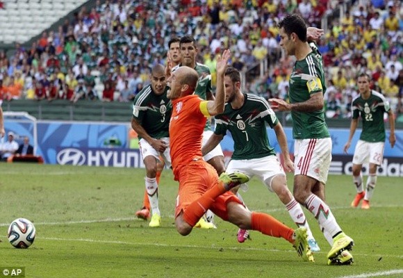 Sốc: Robben thừa nhận “ăn vạ”, Huntelaar tái hiện màn kungfu kinh điển của De Jong ảnh 3 Sốc: Robben thừa nhận “ăn vạ”, Huntelaar tái hiện màn kungfu kinh điển của De Jong ảnh 3