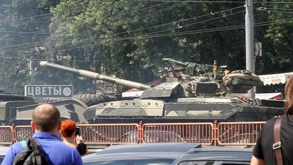 Ukraine đưa xe tăng và vũ khí hạng nặng vào thủ đô Kiev làm gì? ảnh 1 Ukraine đưa xe tăng và vũ khí hạng nặng vào thủ đô Kiev làm gì? ảnh 1