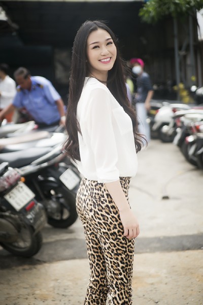 Khánh My giản dị đi thăm và tặng quà từ thiện tại Làng Hoà Bình ảnh 1 Khánh My giản dị đi thăm và tặng quà từ thiện tại Làng Hoà Bình ảnh 1