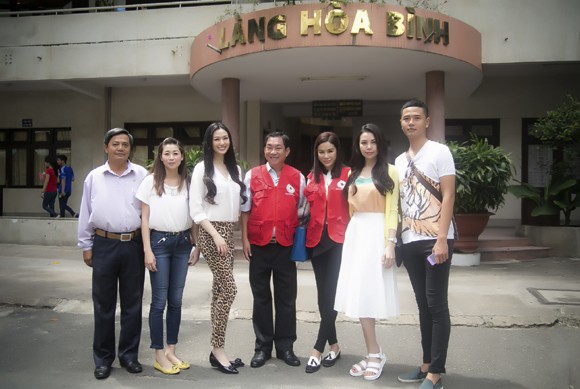 Khánh My giản dị đi thăm và tặng quà từ thiện tại Làng Hoà Bình ảnh 3 Khánh My giản dị đi thăm và tặng quà từ thiện tại Làng Hoà Bình ảnh 3