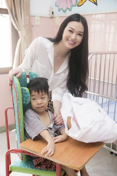 Khánh My giản dị đi thăm và tặng quà từ thiện tại Làng Hoà Bình ảnh 8 Khánh My giản dị đi thăm và tặng quà từ thiện tại Làng Hoà Bình ảnh 8