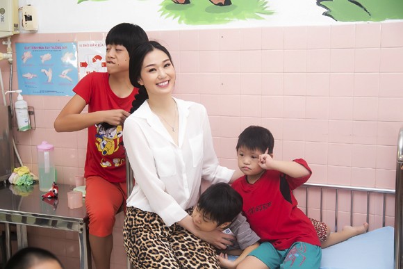 Khánh My giản dị đi thăm và tặng quà từ thiện tại Làng Hoà Bình ảnh 9 Khánh My giản dị đi thăm và tặng quà từ thiện tại Làng Hoà Bình ảnh 9