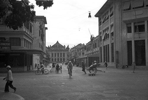 Vỉa hè trên đường Rue Paul Bert - Henri Rivie (nay là phố Tràng Tiền - Ngô Quyền) Hà Nội năm 1940 ảnh 3