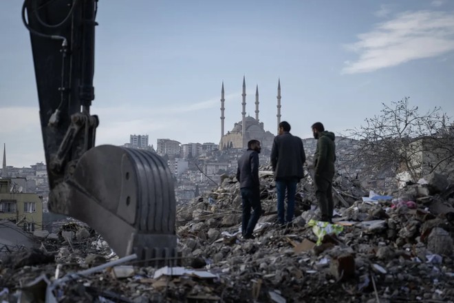 Thổ Nhĩ Kỳ bắt đầu dọn dẹp đống đổ nát sau thảm họa động đất ảnh 1