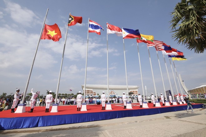 Quốc kỳ Việt Nam tung bay tại SEA Games 32 ảnh 5