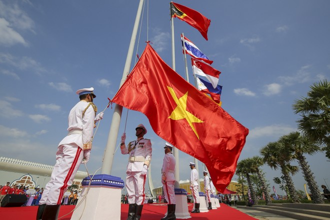 Quốc kỳ Việt Nam tung bay tại SEA Games 32 ảnh 1