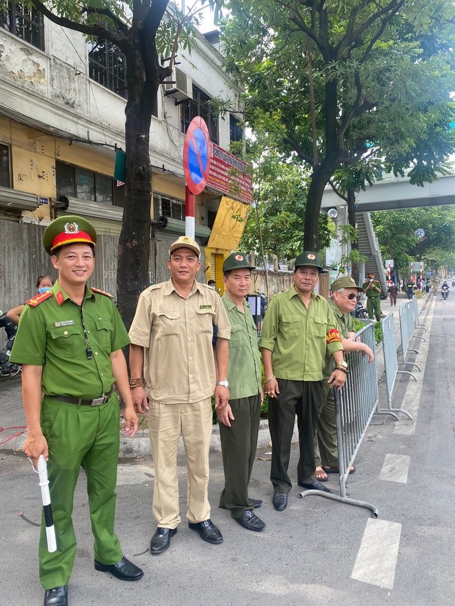 Đại úy Lường Văn Nuôi cùng các cán bộ làm nhiệm vụ giữ gìn trật tự đô thị tại phường Ngã Tư Sở ảnh 1