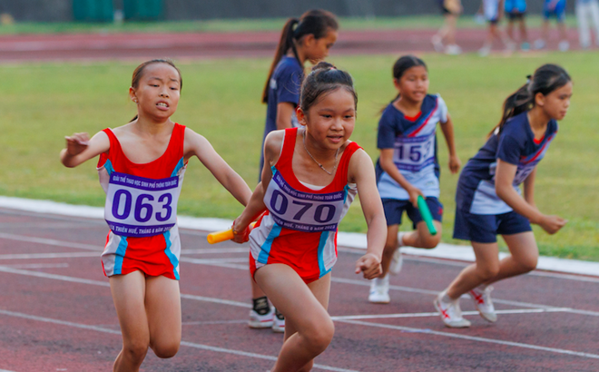 Gần 1.100 học sinh tranh tài môn điền kinh, bóng đá, cầu lông ảnh 1