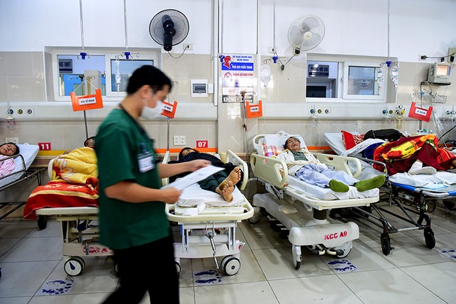 Bộ Y tế: Bác sĩ bệnh viện công “nhảy việc” vì ra tư nhân làm lương cao gấp 3-5 lần ảnh 1