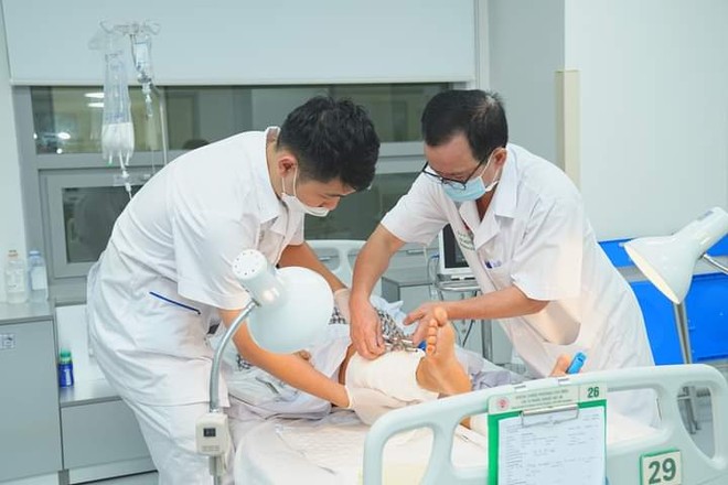 Lần đầu tiên tại Việt Nam: Một người bị cắt đứt rời cả 2 cẳng chân được nối thành công ảnh 1