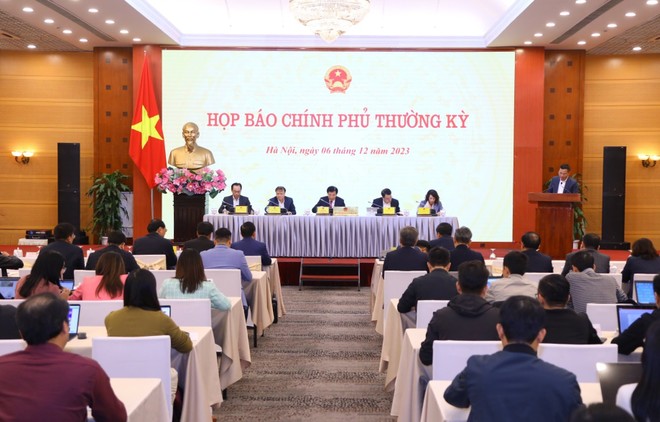 Quang cảnh buổi họp báo Chính phủ chiều 6-12