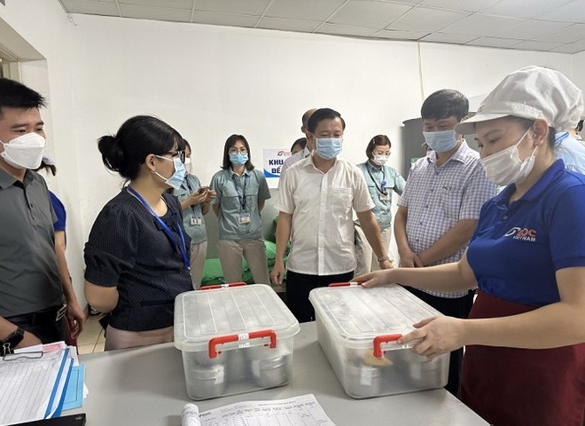 Đoàn kiểm tra Sở Y tế Hà Nội kiểm tra tại một bếp ăn tập thể ở Khu công nghiệp Thăng Long