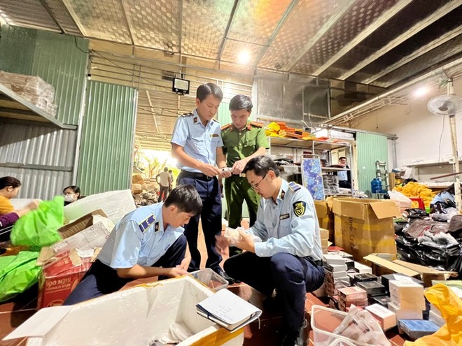 Lực lượng chức năng phối hợp kiểm tra, xử lý vi phạm tại cơ sở kinh doanh online tại thành phố Pleiku, tỉnh Gia Lai