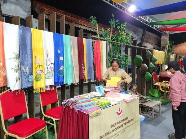Các sản phẩm thời trang Việt giới thiệu với người tiêu dùng tại phố đi bộ Trịnh Công sơn