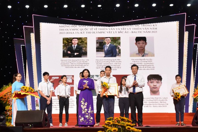 Nhấn vào ảnh để phóng to Hà Nội dẫn đầu cả nước trong kỳ thi học sinh giỏi quốc gia và quốc tế ảnh 3