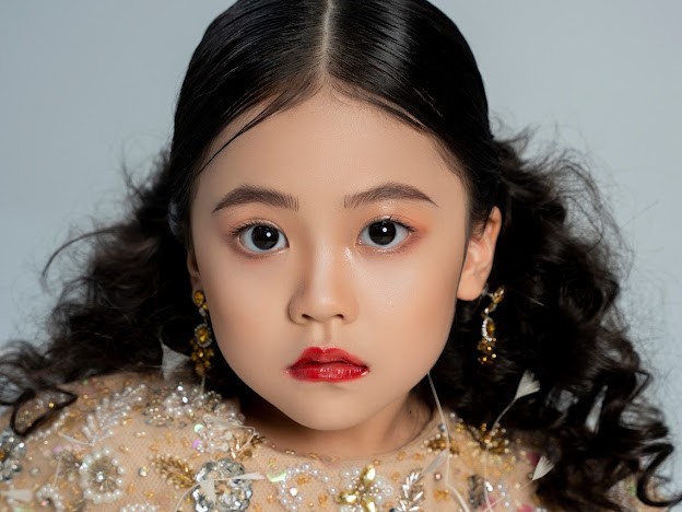 Tiết lộ về gương mặt người mẫu 6 tuổi gây "sốt" sàn diễn Việt ảnh 10