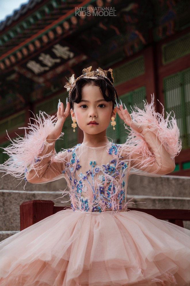 Tiết lộ về gương mặt người mẫu 6 tuổi gây "sốt" sàn diễn Việt ảnh 3