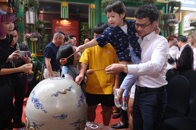 NSƯT Xuân Bắc hào hứng đưa cậu con trai út tới tham quan và tìm hiểu về các sản phẩm gốm độc đáo được trưng bày tại trung tâm &quot;Ngàn năm gốm Việt&quot;