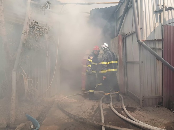 Dập tắt đám cháy kho xưởng ở quận Hoàng Mai ảnh 2