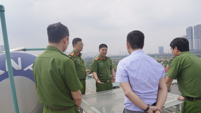 Đại tá Dương Đức Hải, Phó Giám đốc CATP kiểm tra thực tế công tác PCCC tại phường Xuân La, quận Tây Hồ