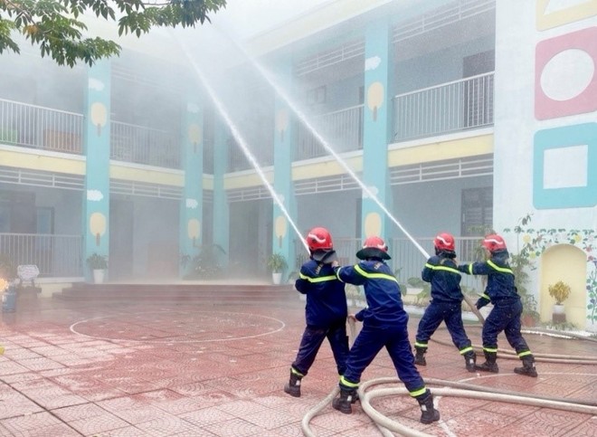 Lực lượng Cảnh sát PCCC và CNCH - CAH Phúc Thọ thực tập phương án chữa cháy, tìm kiếm cứu nạn tại Trường Mầm non xã Phúc Hòa