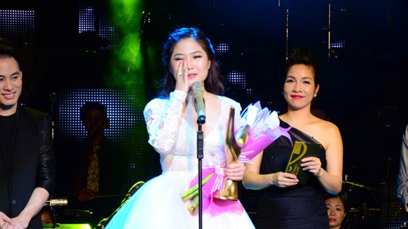 Hương Tràm òa khóc nhận giải Nghệ sĩ mới của năm ảnh 3 Hương Tràm òa khóc nhận giải Nghệ sĩ mới của năm ảnh 3