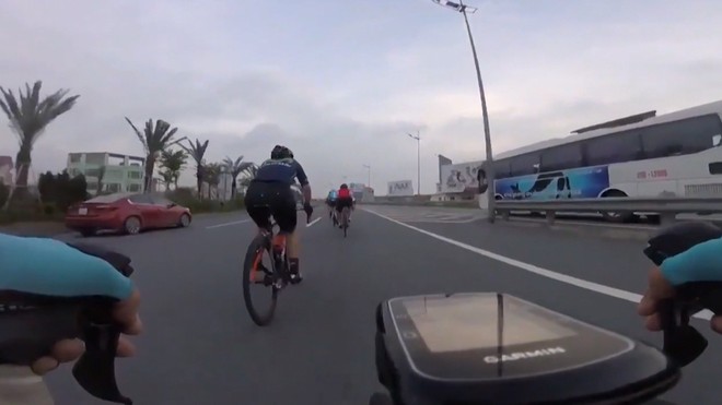 Đi xe đạp trên cao tốc – Đánh đu tính mạng với tử thần ảnh 1
