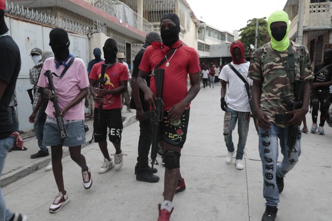 Các thành viên băng đảng có vũ trang “G9 và gia đình” trên đường phố Thủ đô Port-au-Prince hôm 19-9-2023 ảnh 1