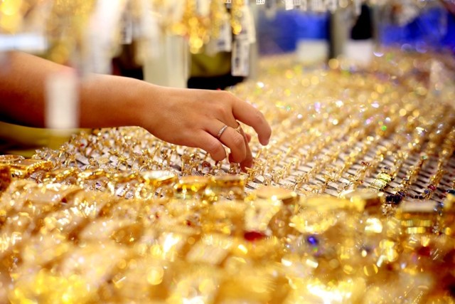 Giá vàng tiếp tục giảm, vàng thế giới “thủng” ngưỡng 1.900 USD ảnh 1