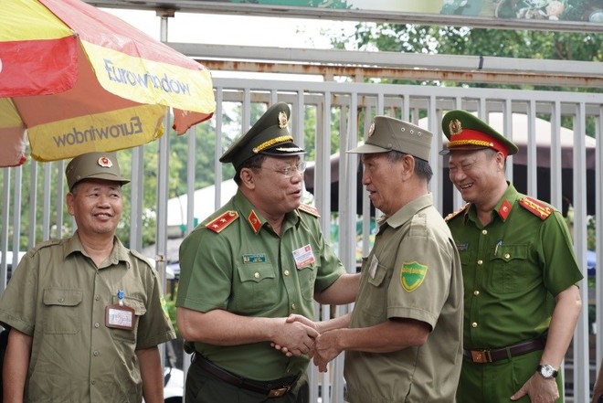 Trung tướng Nguyễn Hải Trung động viên, cảm ơn đội viên Bảo vệ dân phòng đã luôn sát cánh cùng lực lượng Công an Hà Nội ảnh 5 Trung tướng Nguyễn Hải Trung động viên, cảm ơn đội viên Bảo vệ dân phòng đã luôn sát cánh cùng lực lượng Công an Hà Nội ảnh 5
