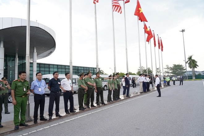 Trung tướng Nguyễn Hải Trung -Giám đốc CATP cùng chỉ huy các phòng nghiệp vụ kiểm tra, giám sát công tác đảm bảo an ninh trật tự tại khu vực sân bay quốc tế Nội Bài ảnh 1 Trung tướng Nguyễn Hải Trung -Giám đốc CATP cùng chỉ huy các phòng nghiệp vụ kiểm tra, giám sát công tác đảm bảo an ninh trật tự tại khu vực sân bay quốc tế Nội Bài ảnh 1