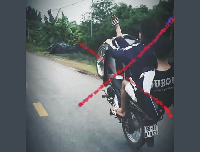Hình ảnh Lăng Thanh Tuấn "bốc đầu" xe máy. ảnh 1