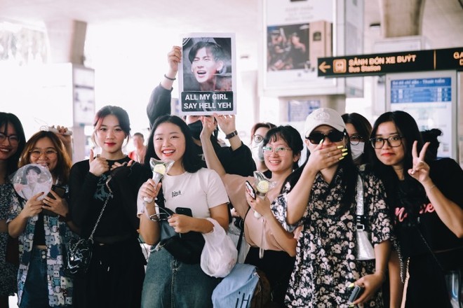 Rất đông fan Việt chờ đón BamBam ở sân bay ảnh 1